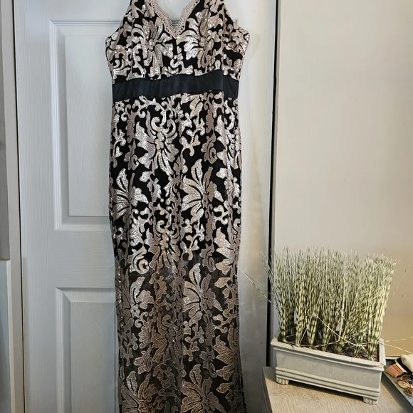 Elegant Black and Gold Lace Evening Gown By VENUS sz 16, NEW! - Picture 3 of 10